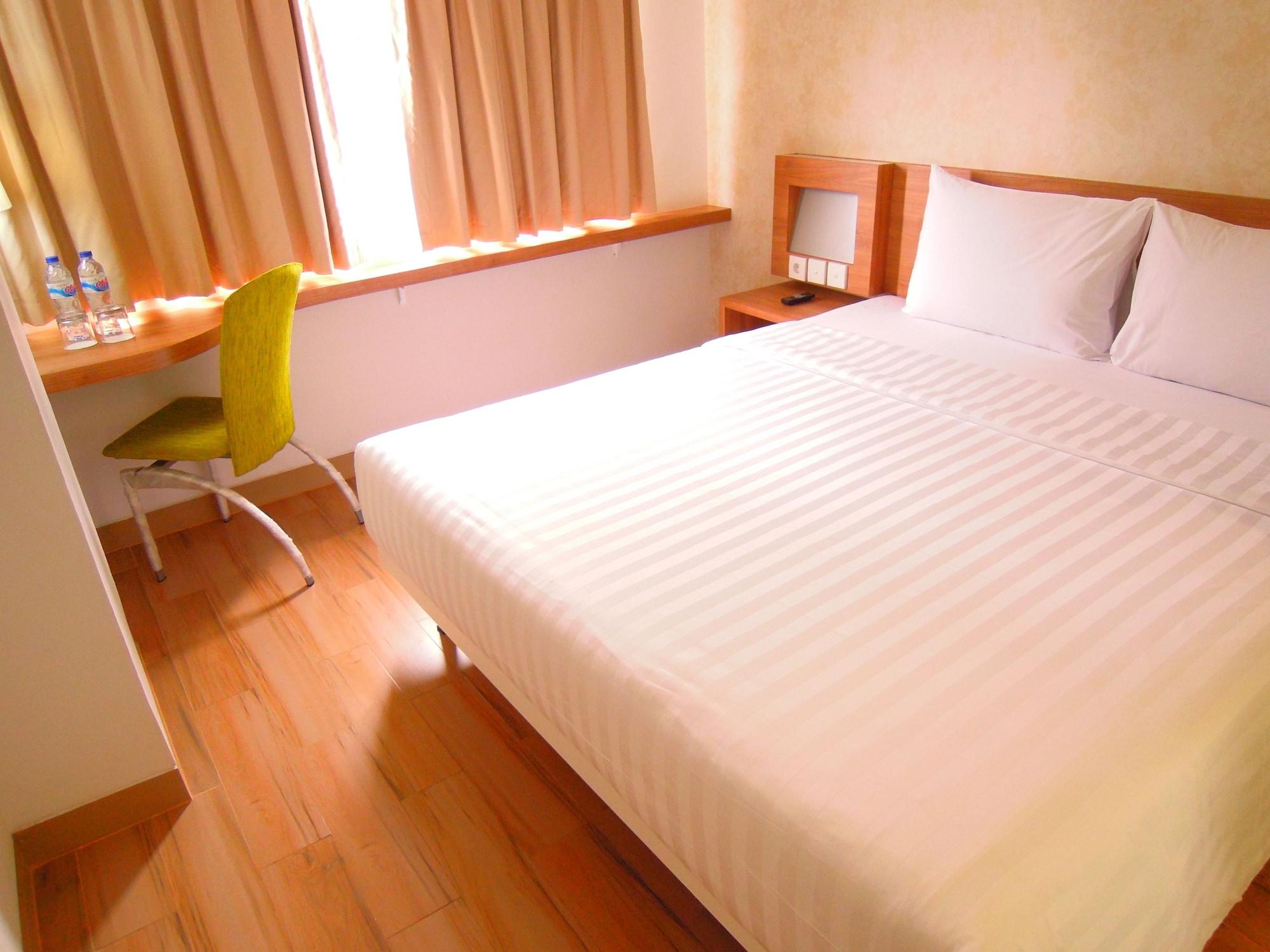 Whiz Hotel Cikini Jakarta Jacarta Exterior foto