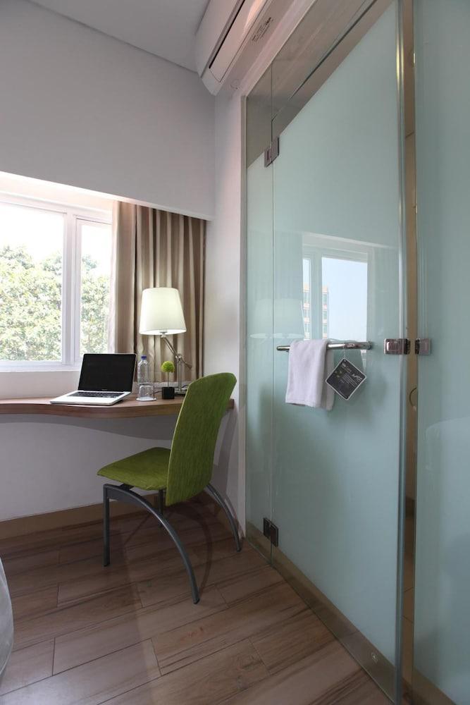 Whiz Hotel Cikini Jakarta Jacarta Exterior foto