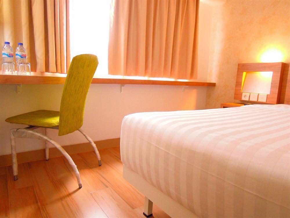 Whiz Hotel Cikini Jakarta Jacarta Exterior foto