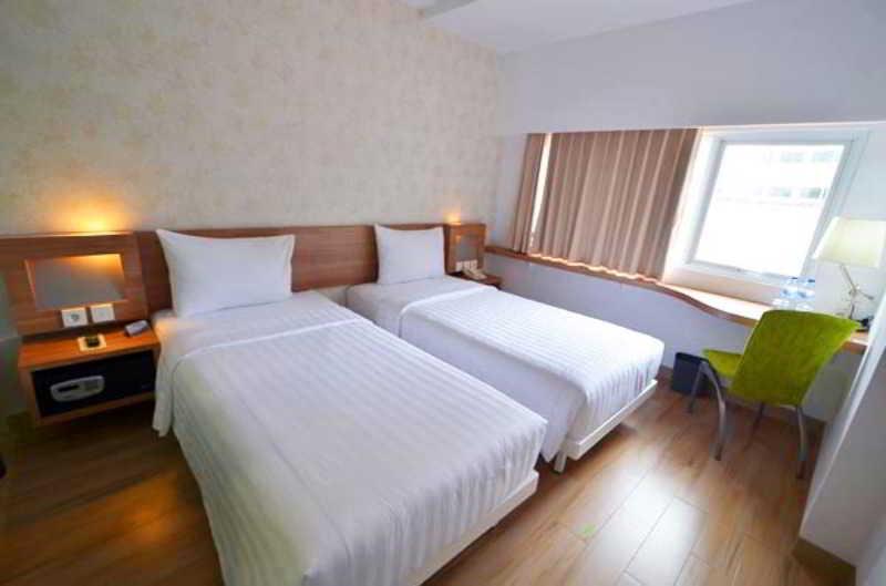 Whiz Hotel Cikini Jakarta Jacarta Exterior foto
