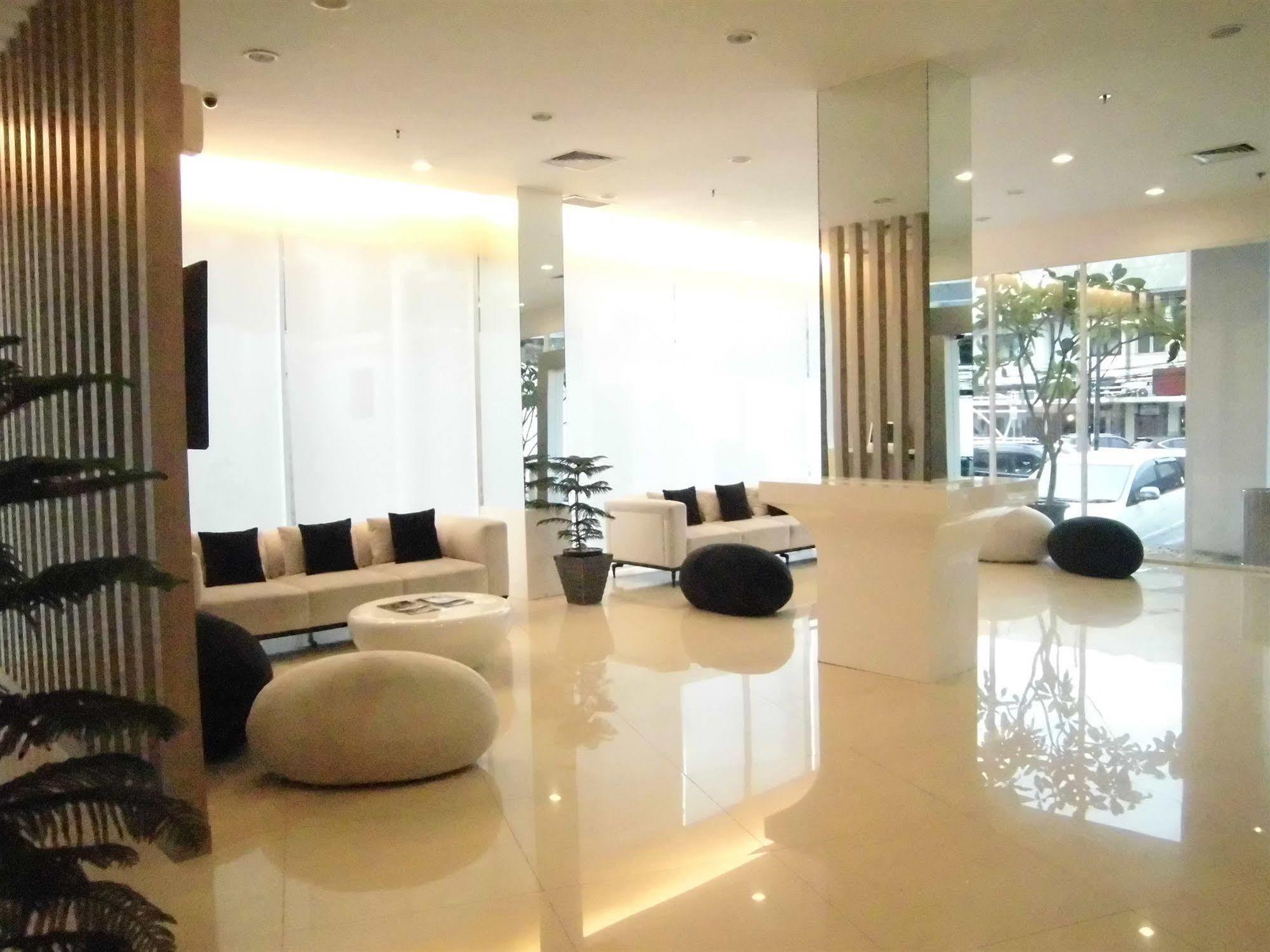 Whiz Hotel Cikini Jakarta Jacarta Exterior foto